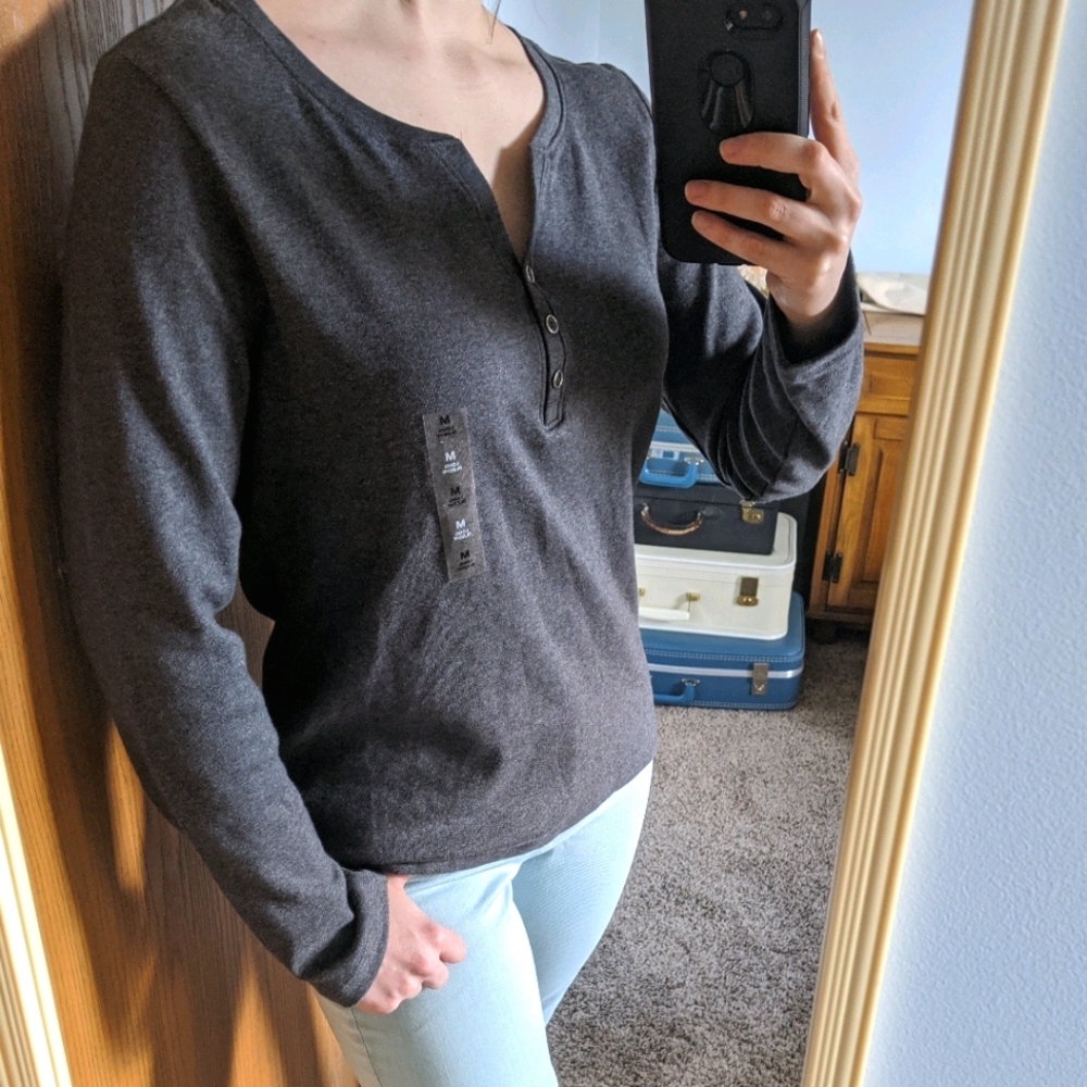 NWOT Karen Scott grey henley shirt. Medium.